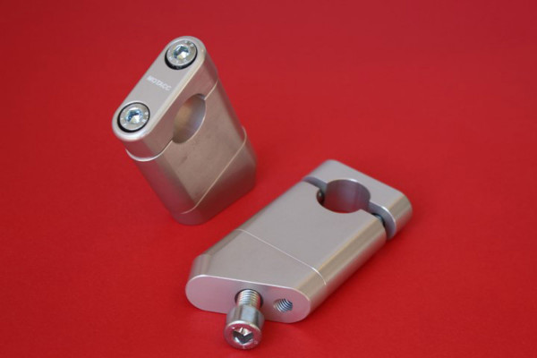 Motacc Motorrad Lenker Erhöhung Klemmböcke 34° gekröpft, 67mm Höhe silber passend für 22mm Standardl